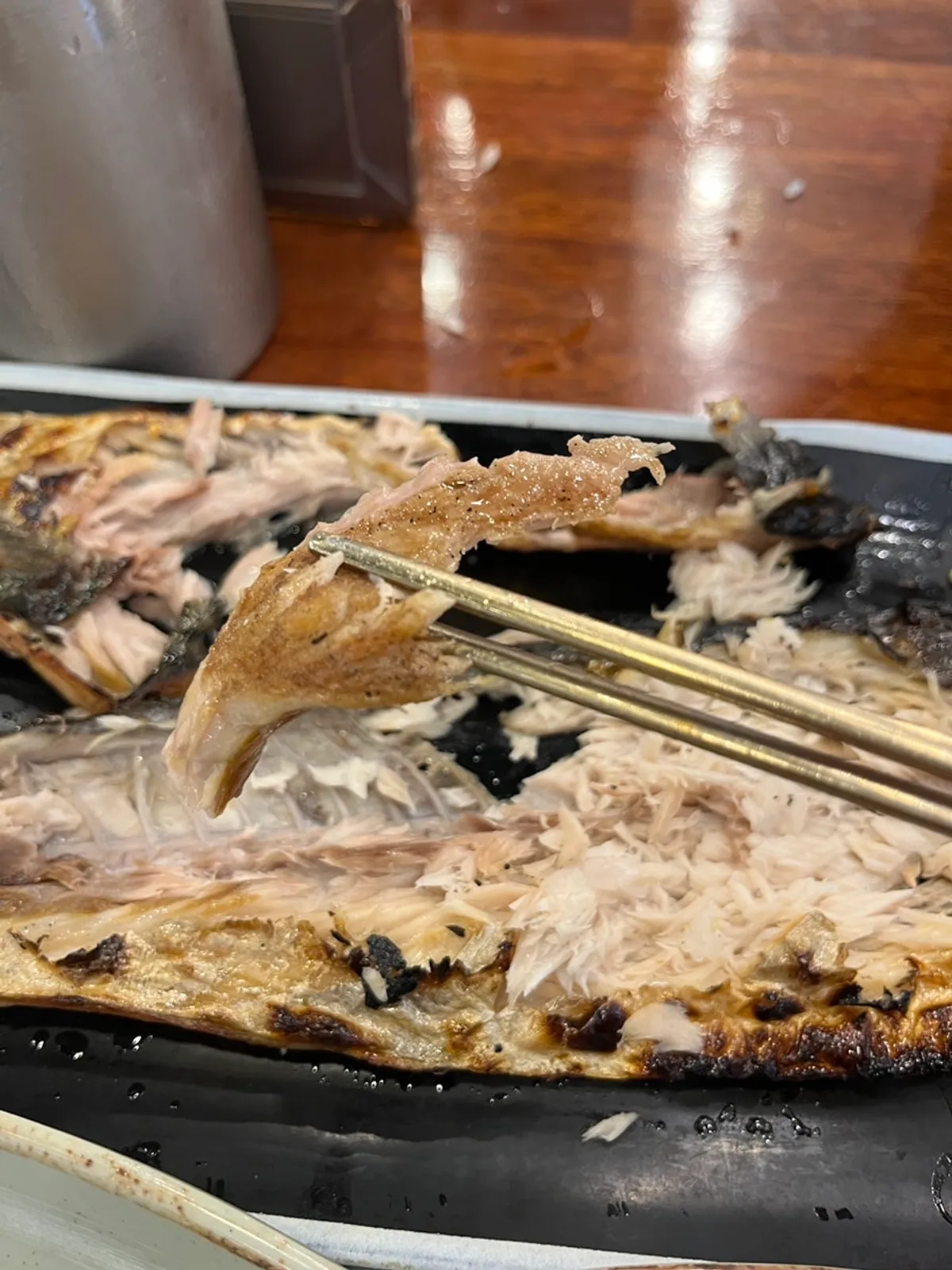 夾在白飯上的鰆魚烤魚肉