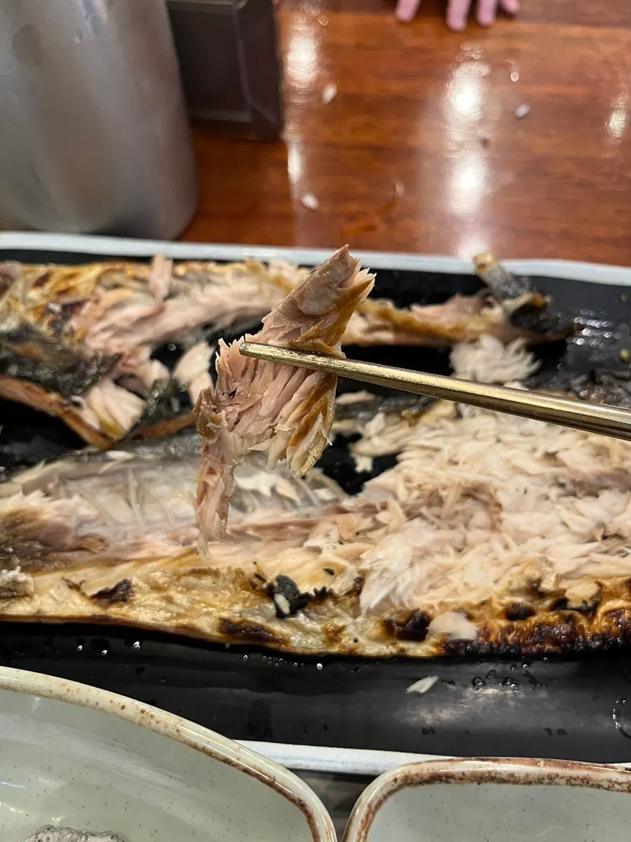 連魚皮都烤得金黃的鯖魚烤魚