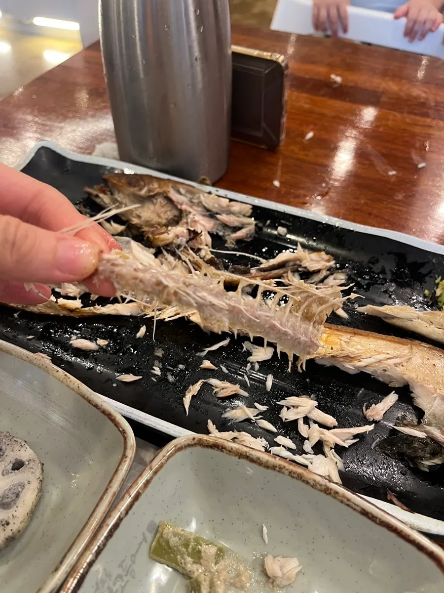 撥開的鯖魚魚肉與一匙白飯