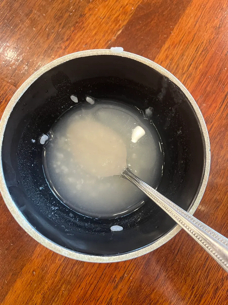 搭配小菜的烤魚一整桌