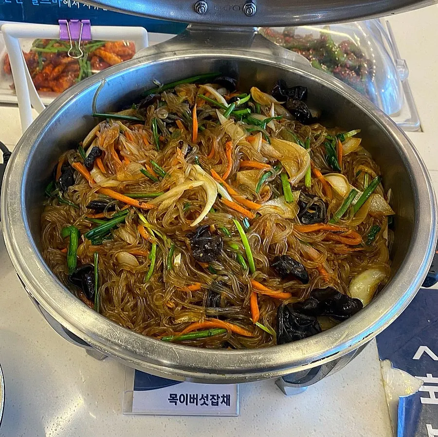 셀프바의 목이버섯잡채와 추가 반찬