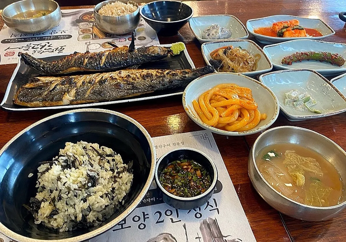 고등어구이 삼치구이 반찬 떡볶이가 놓인 한상
