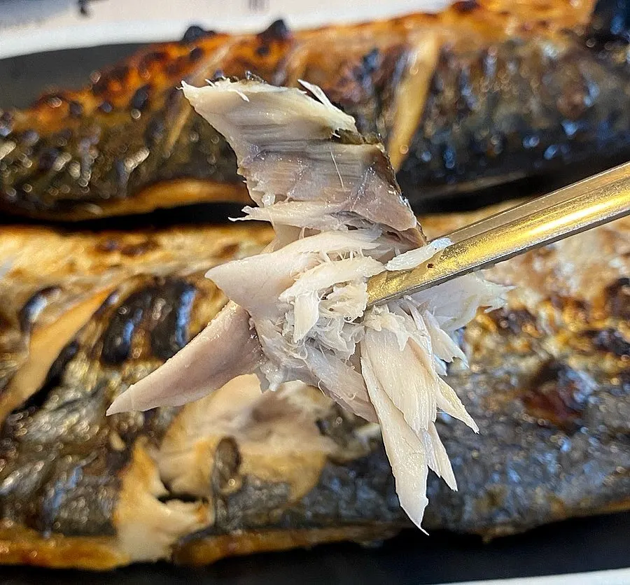 살을 발라낸 촉촉한 생선구이 속살