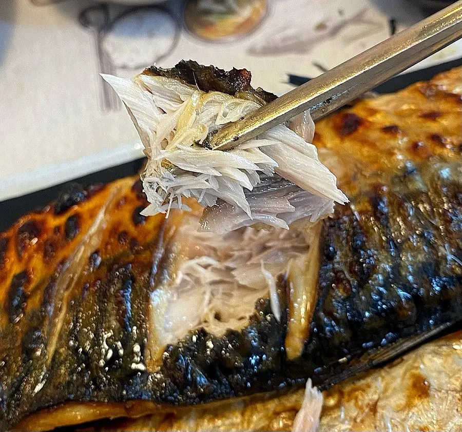 와사비 간장소스에 찍어 먹는 생선구이