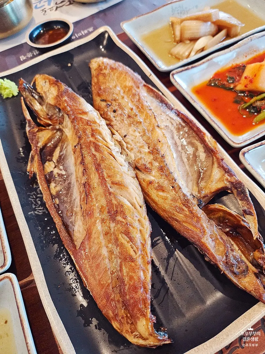 Flaking apart the mackerel flesh