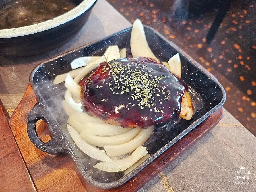 Tteokgalbi served over rice