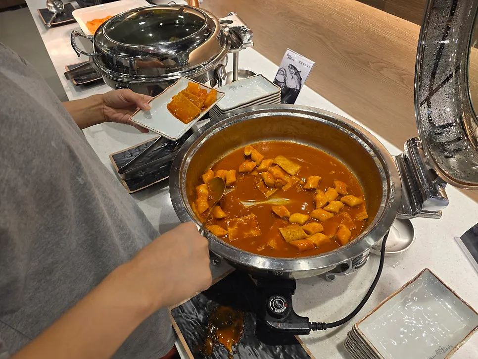 콩나물무침과 총각김치가 놓인 셀프바