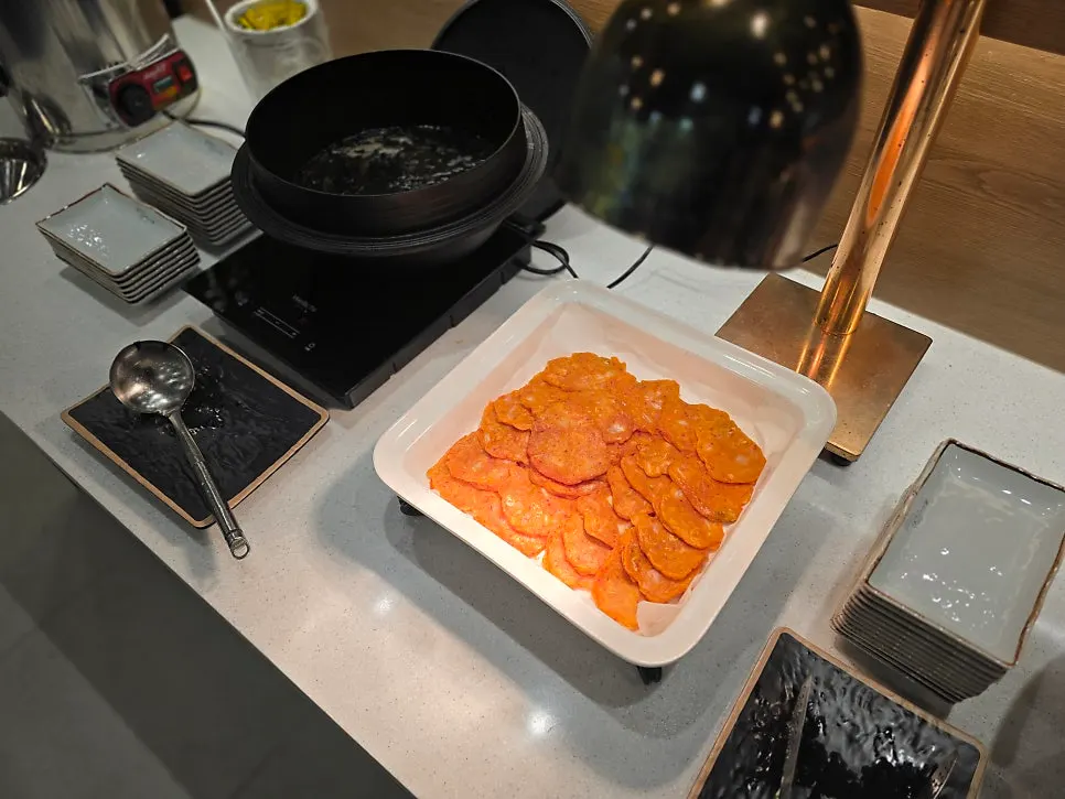 비빔밥을 만들어 먹을 수 있는 셀프바 코너