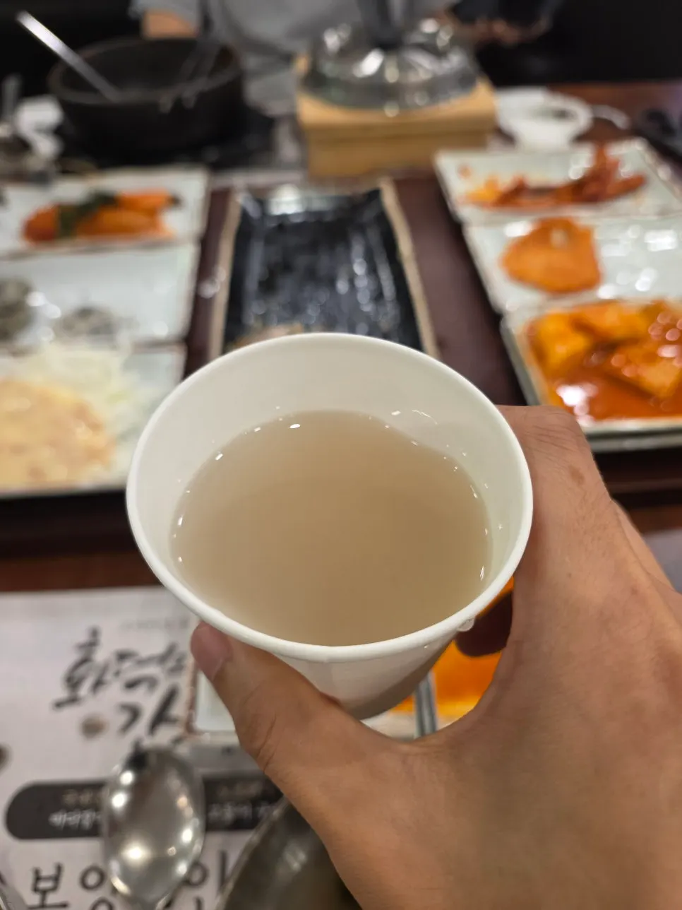 셀프바에 놓인 여러 가지 반찬