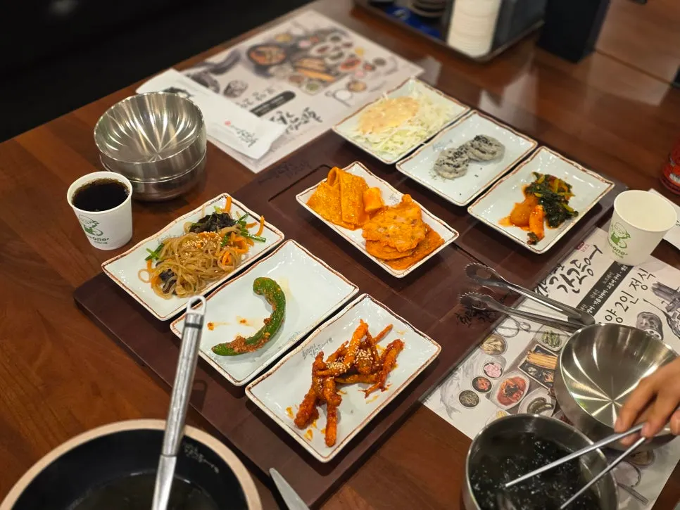 김치전과 잡채, 떡볶이가 있는 셀프바