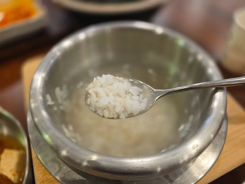 생선구이와 솥밥, 셀프바 반찬을 함께 놓은 식사