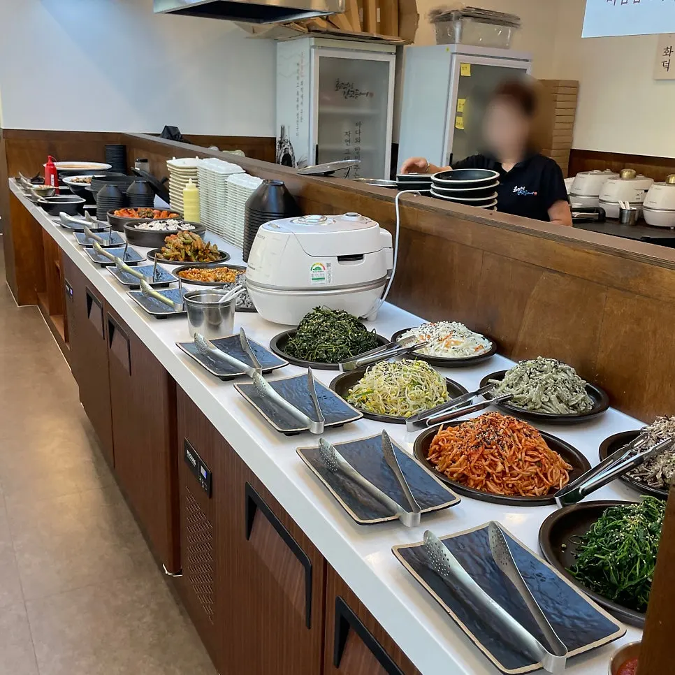 통창이 있는 4인석 테이블 홀 내부