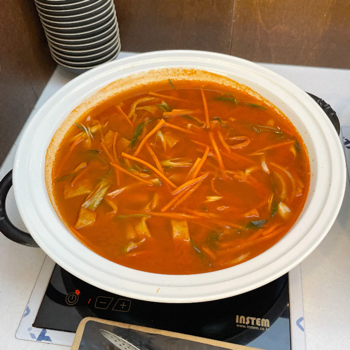 안쪽에 마련된 셀프 비빔밥 코너
