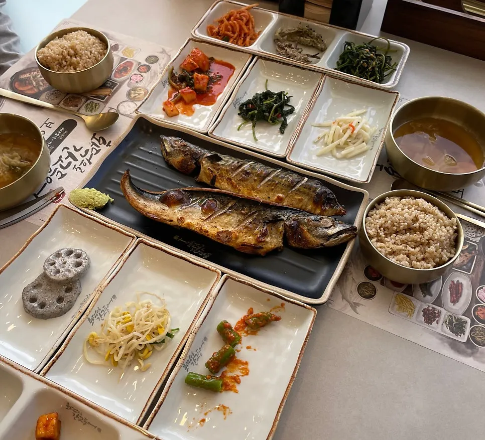 화덕에서 구워지는 생선구이