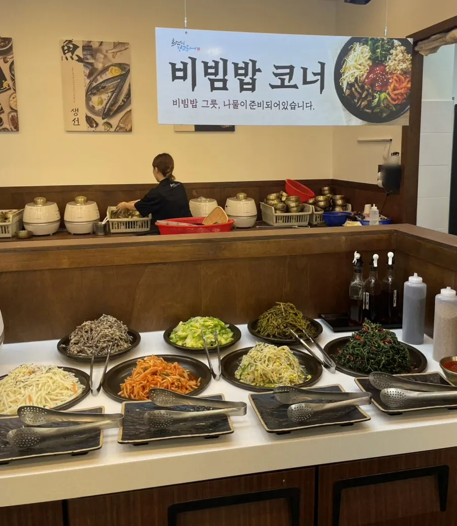 떡볶이와 잡채 등 반찬이 놓인 셀프바