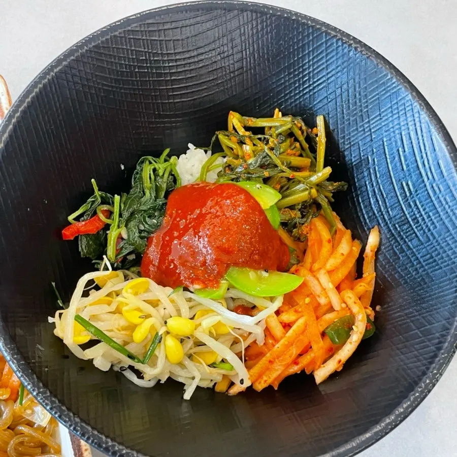 고추장과 참기름을 넣은 비빔밥 한 그릇