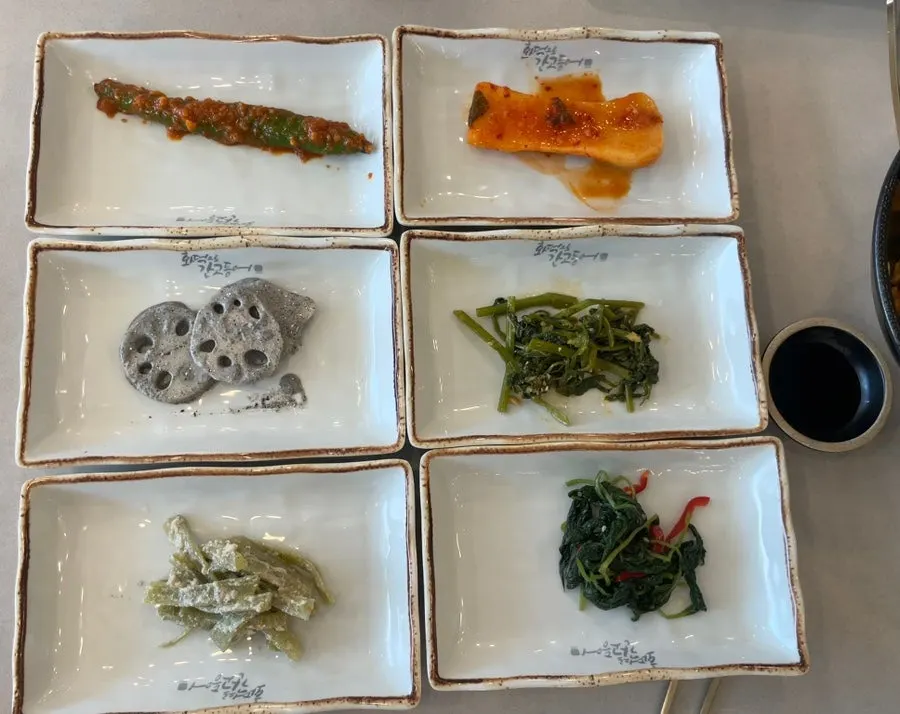 기본 반찬이 하나씩 세팅된 한 상