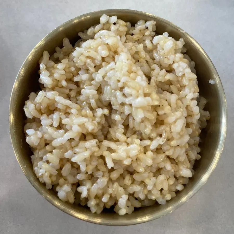반찬을 가득 담아온 테이블 상차림