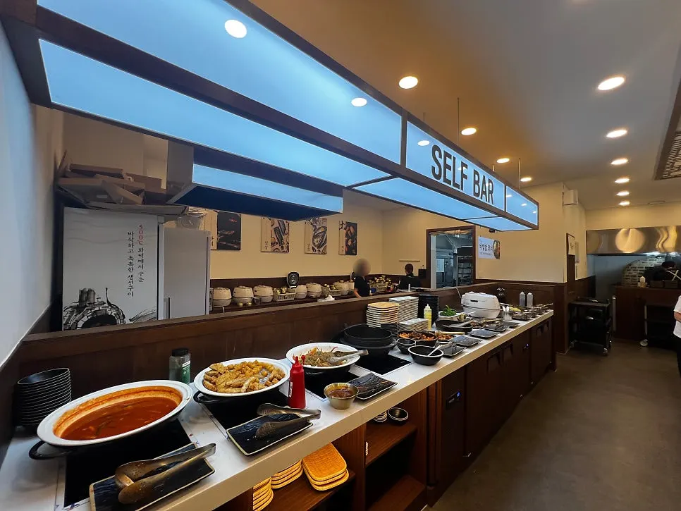 반찬이 차려진 셀프바 전경