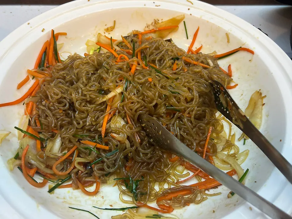셀프바 잡채와 총각김치 반찬