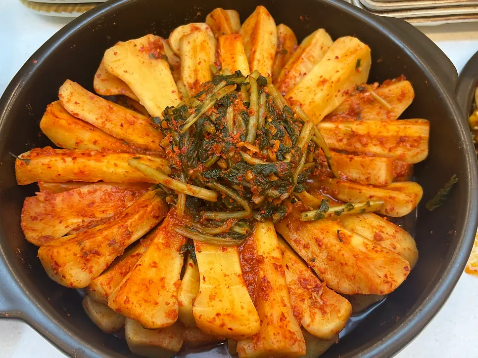 셀프바 두부조림과 샐러드 코너
