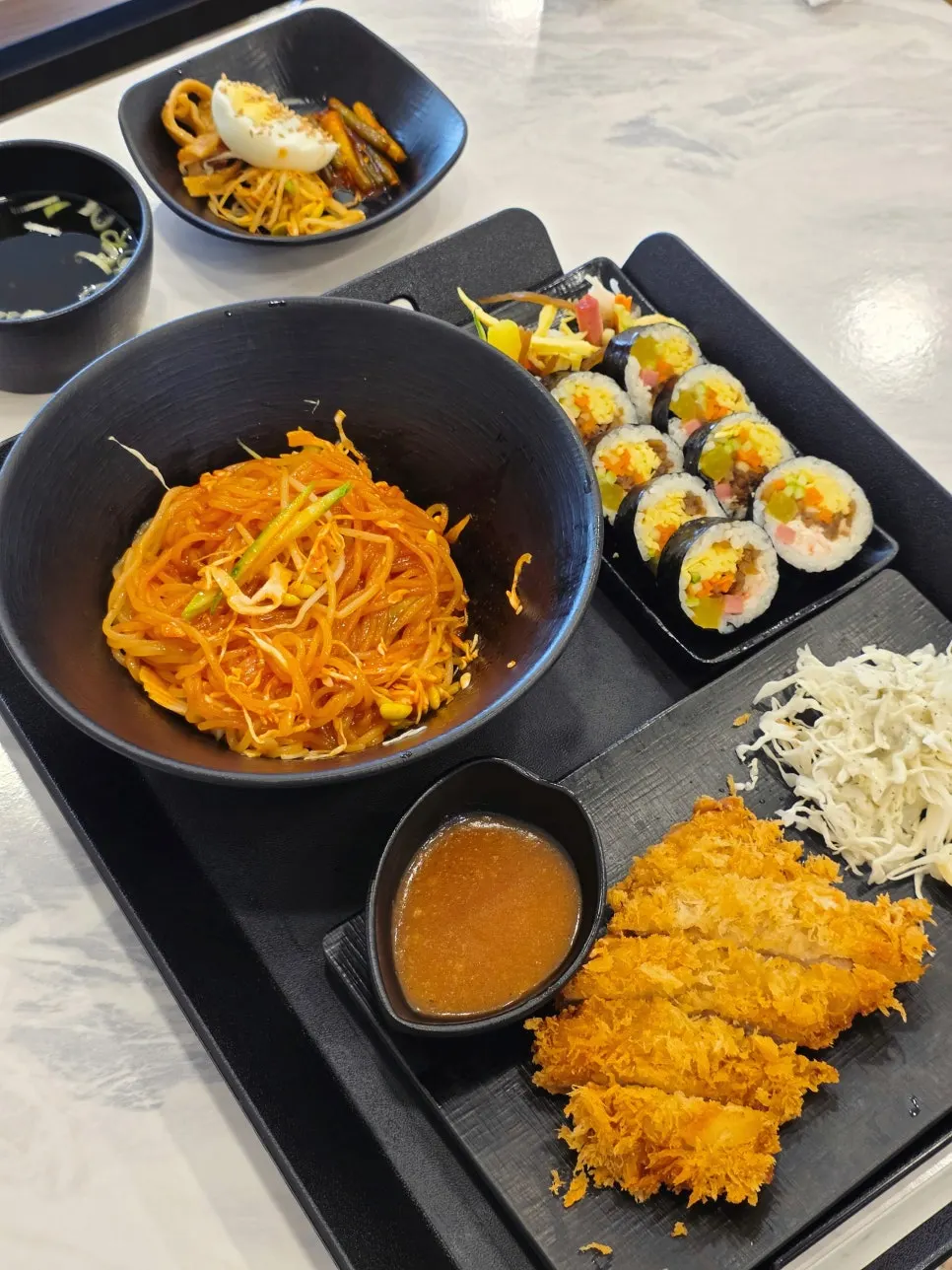 Exterior view of Uwol Gimbap near Ujangsan Station