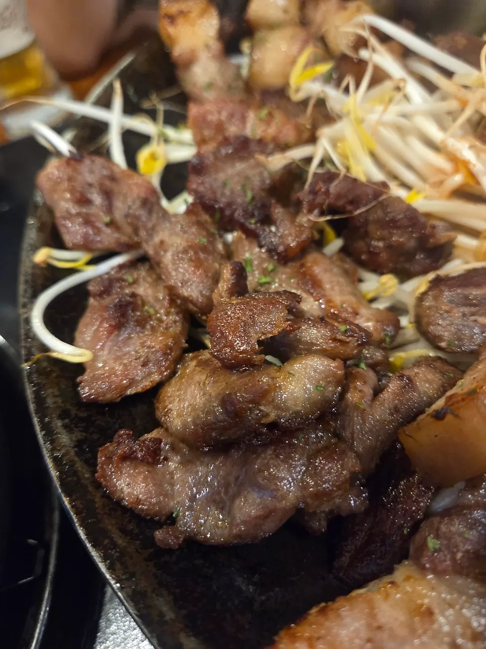 Un plato de surtido a la brasa de Gwangseonjip