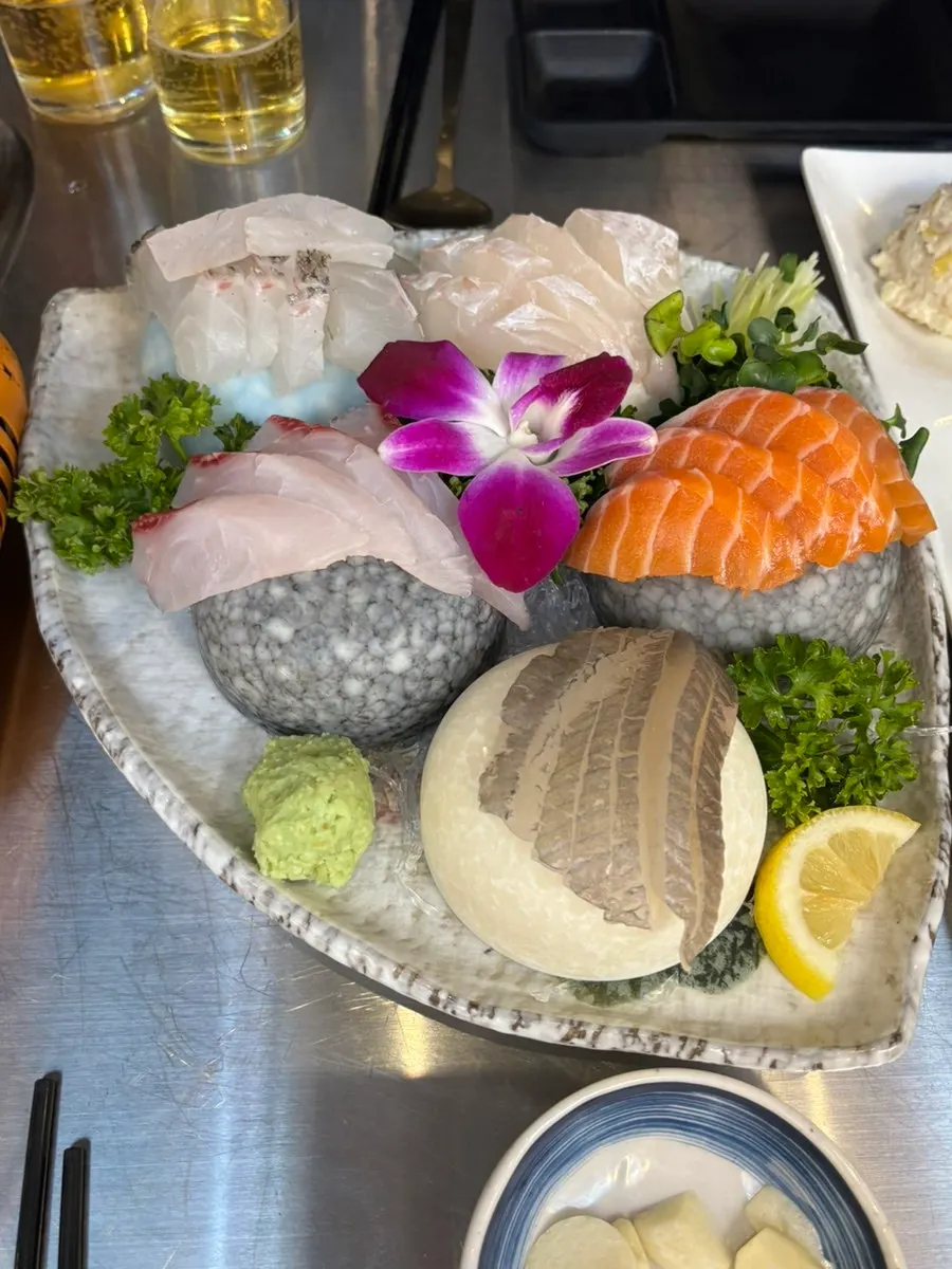 A plate with the 5-fish mini seasonal sashimi platter