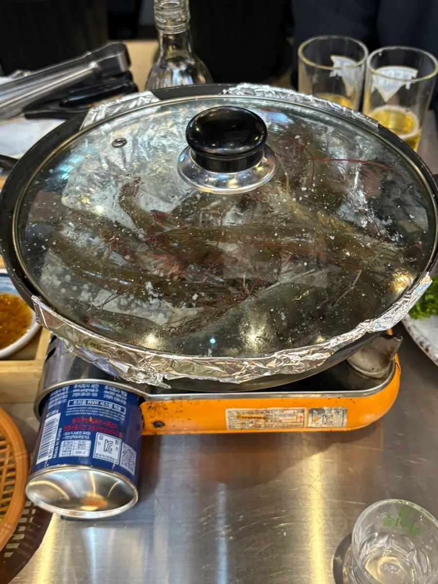 Live raw shrimp placed on the grill pan
