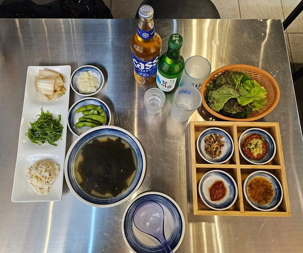 Table setting for the small seasonal assorted sashimi platter