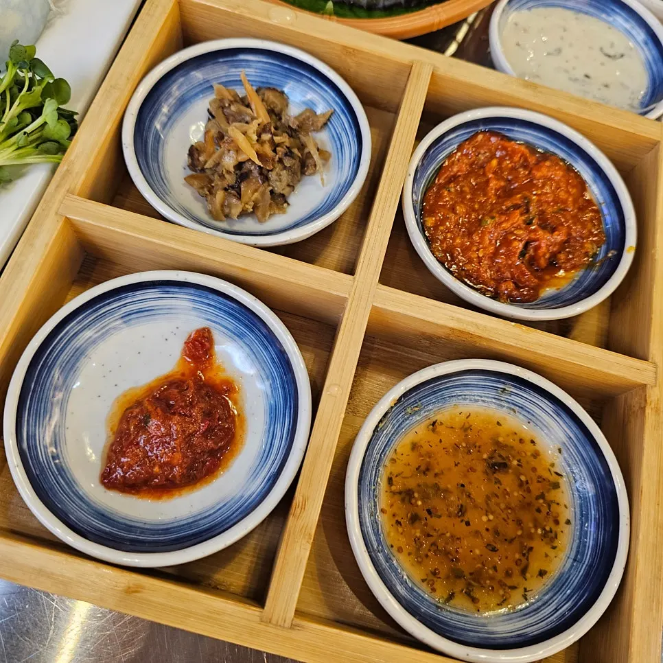 Side dishes and sauces served with sashimi