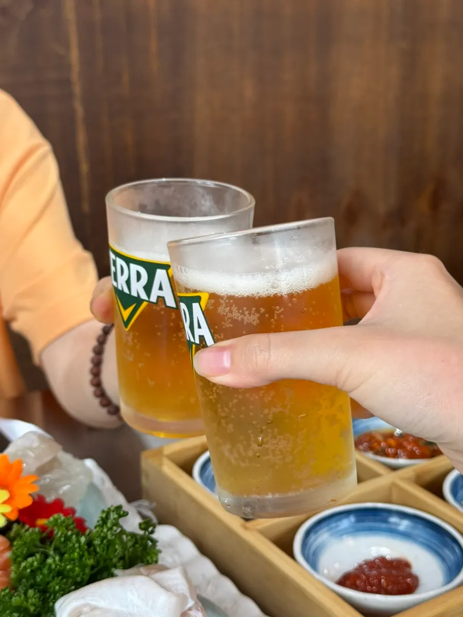 광어연어회와 맥주 한잔 이미지