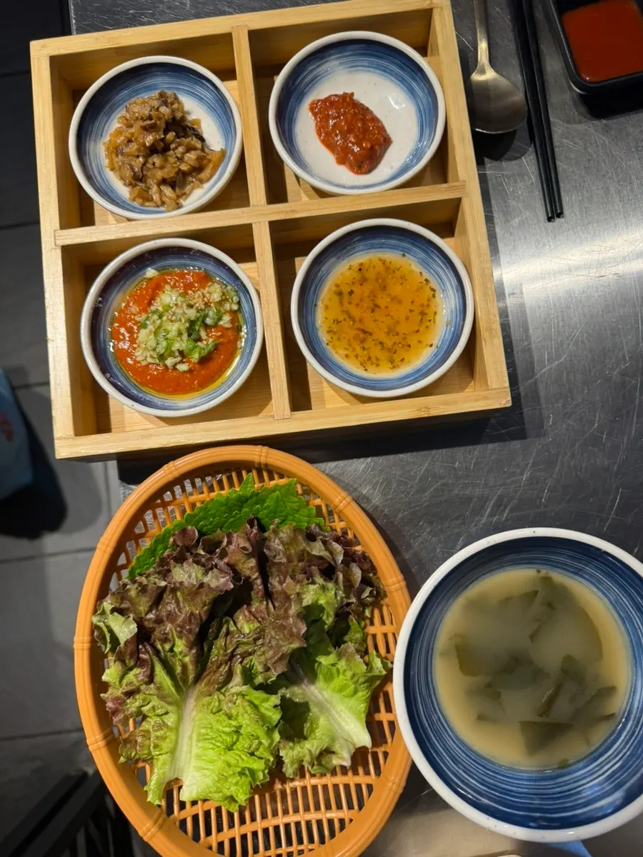 미역국과 쌈, 마늘 등 밑반찬