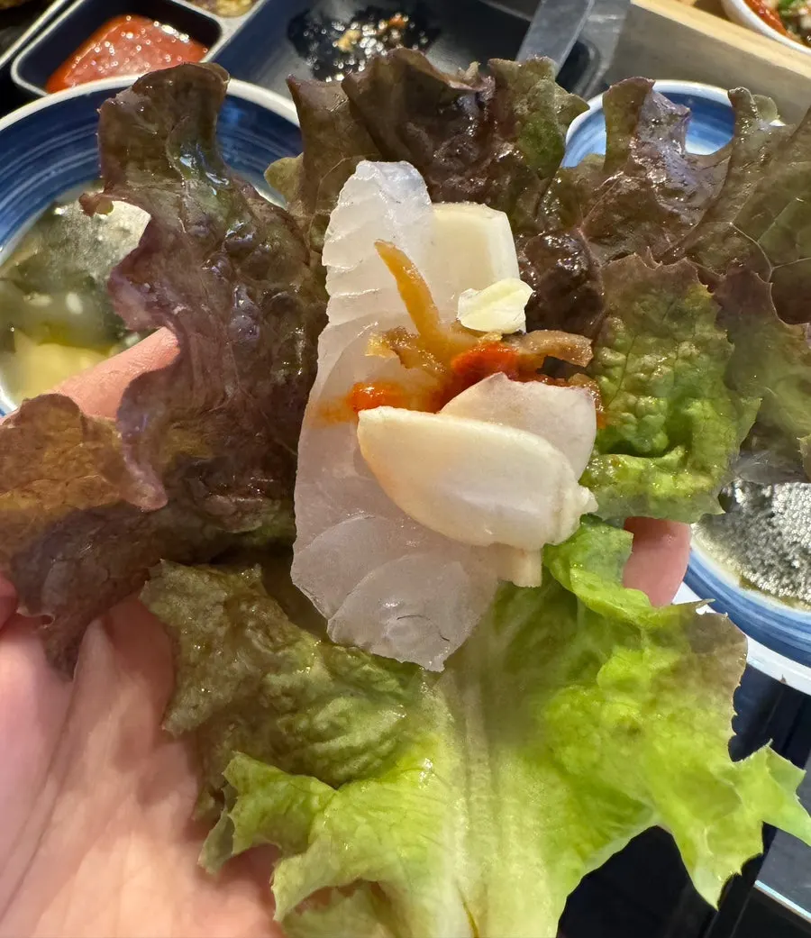 깻잎에 회와 마늘 올린 쌈