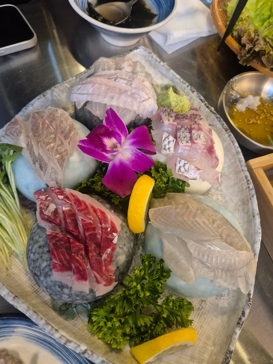 Mini sashimi platter with seasonal fish