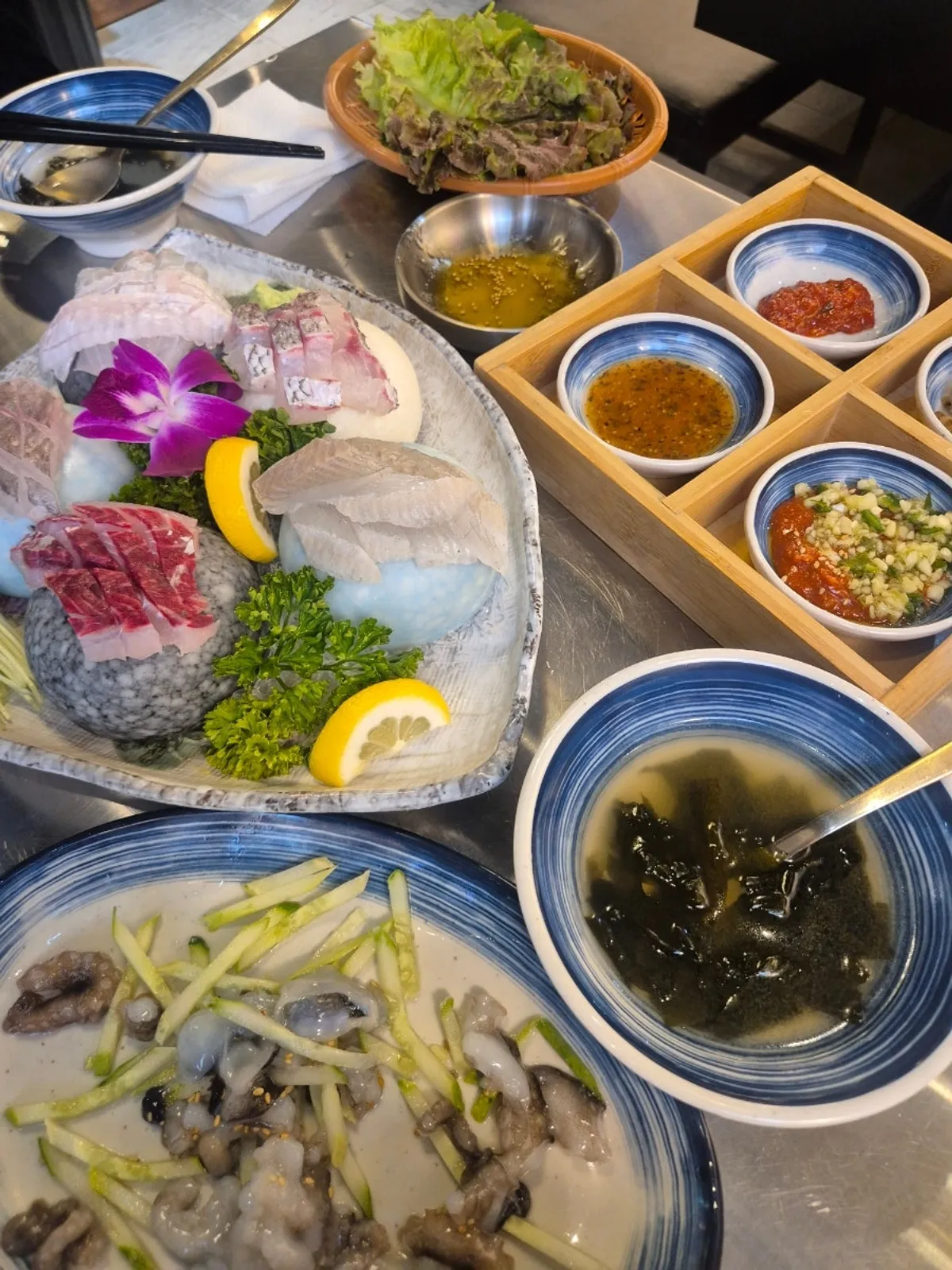 Table setting with the mini sashimi platter at Eochongye 1beonji