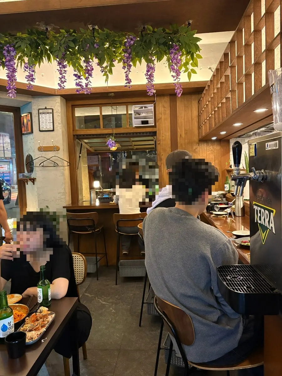2인 테이블이 놓인 매장 내부
