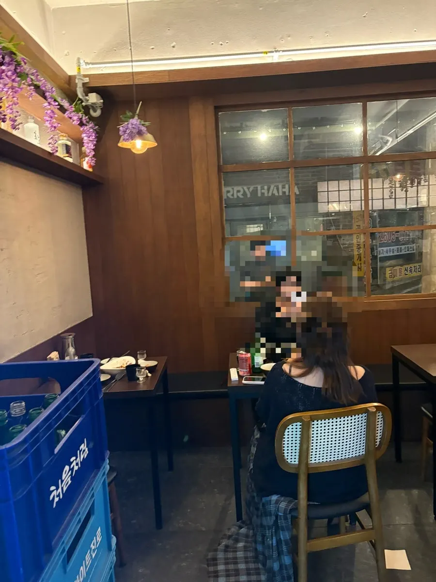 3~4인 테이블 좌석 공간