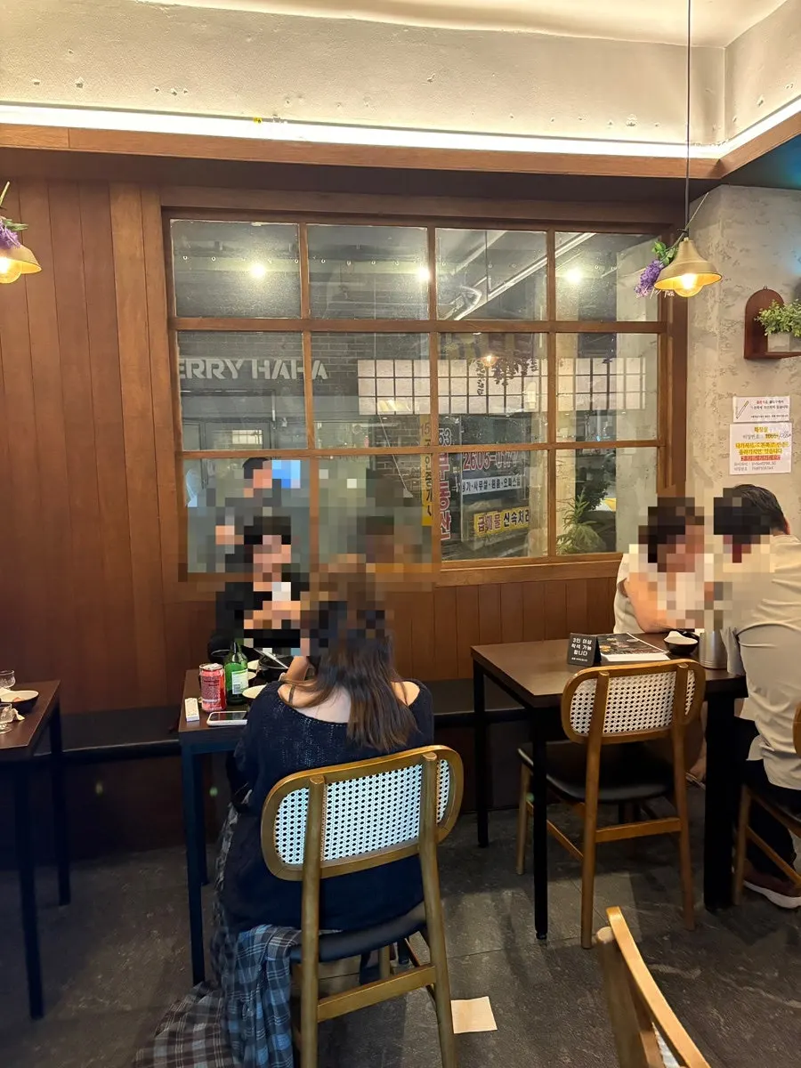 밖으로 이어지는 야장 느낌 자리