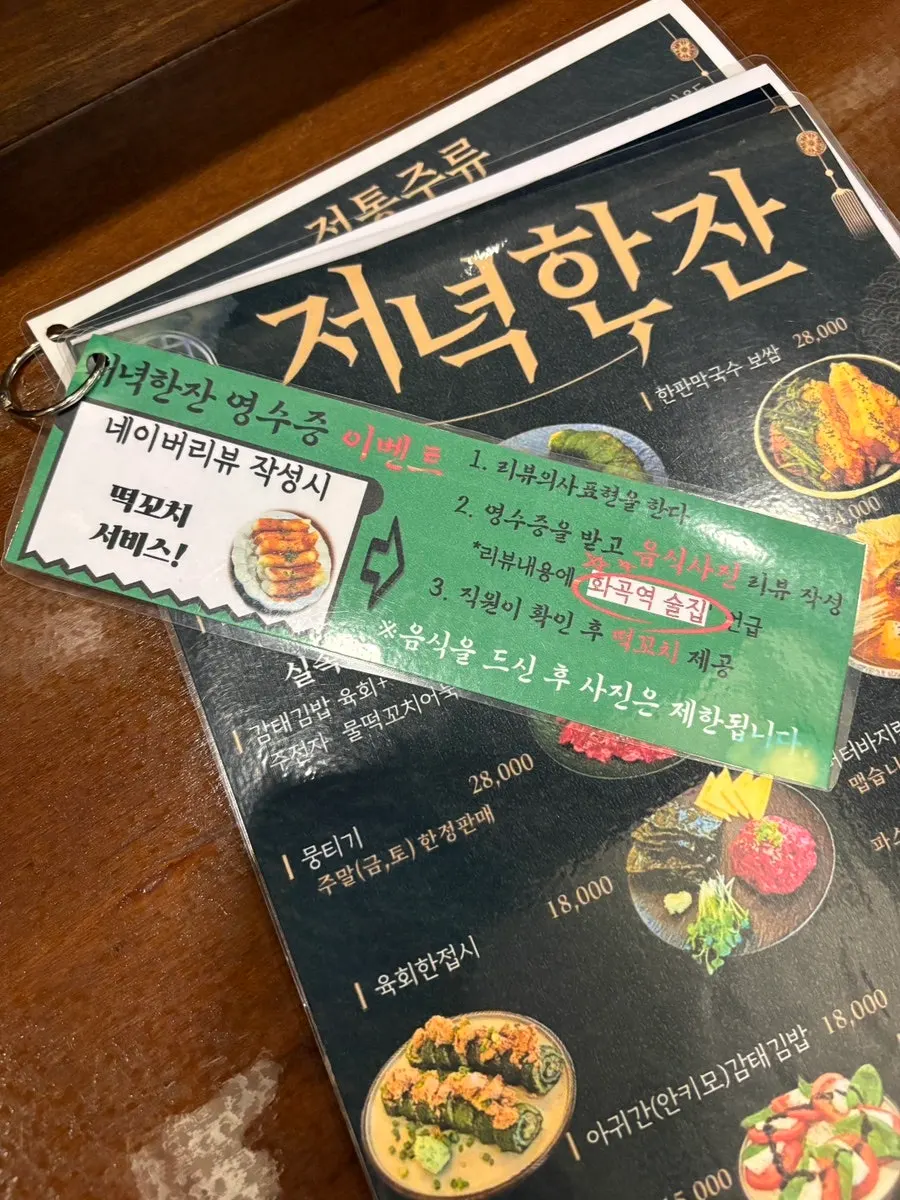 차분한 조명의 술집 내부 분위기