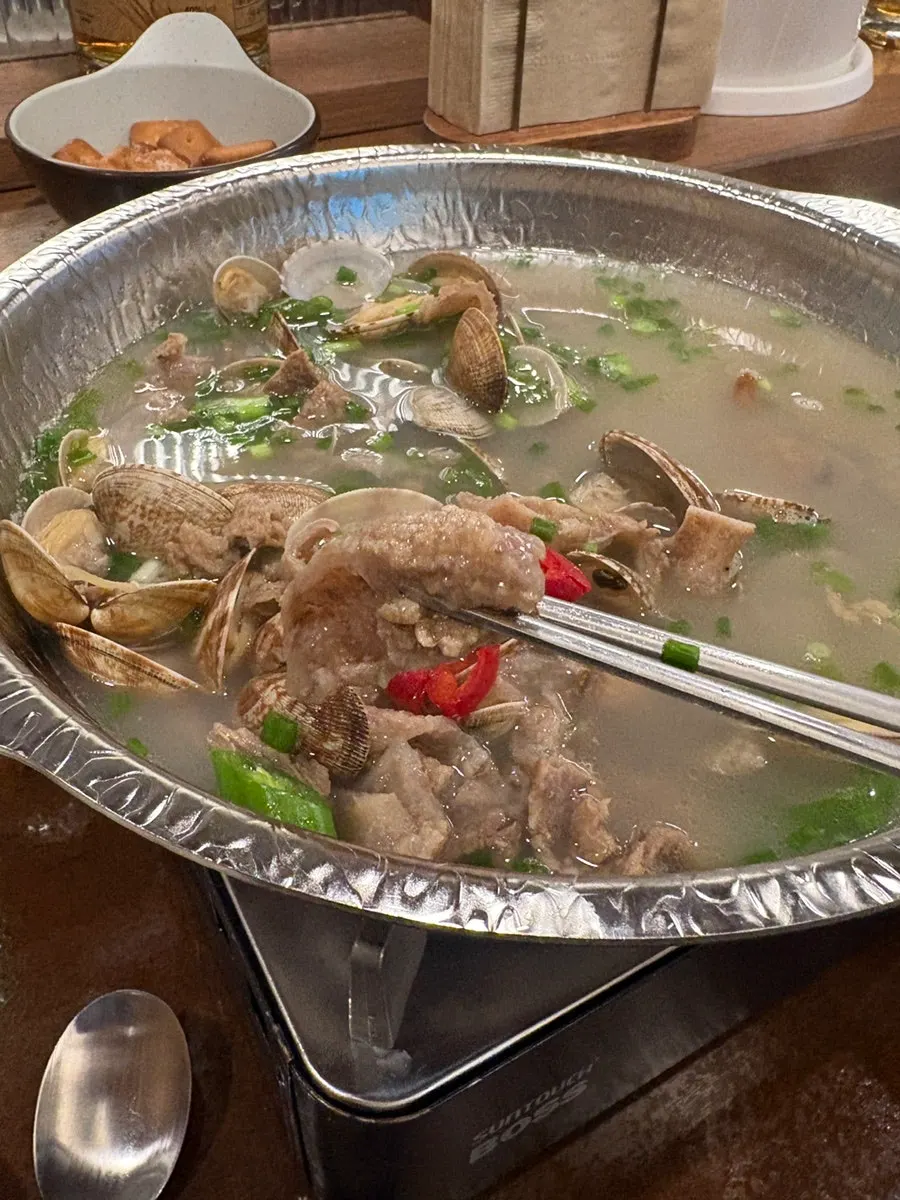 숟가락에 가득 담은 스지와 바지락