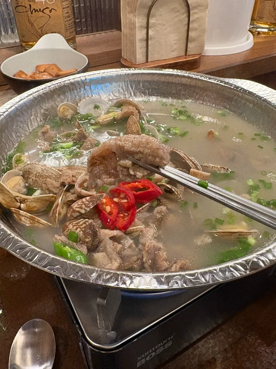 얼큰한 전골 국물과 바지락