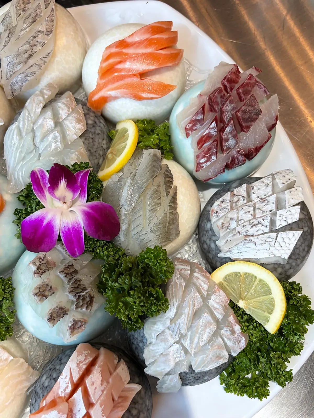 차가운 옥돌 위에 올린 제철 모둠회