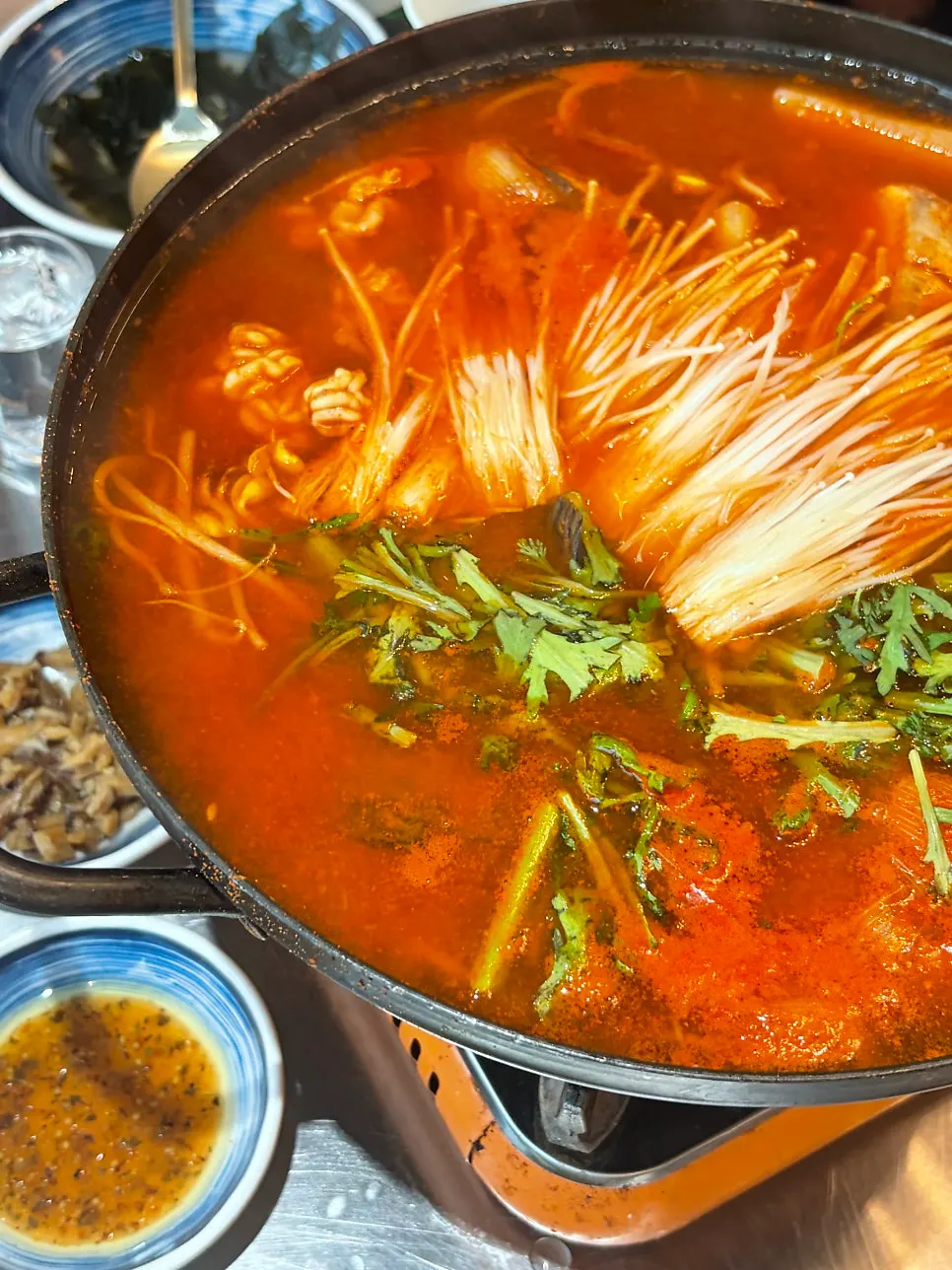 쑥갓과 팽이버섯을 넣은 뼈매운탕