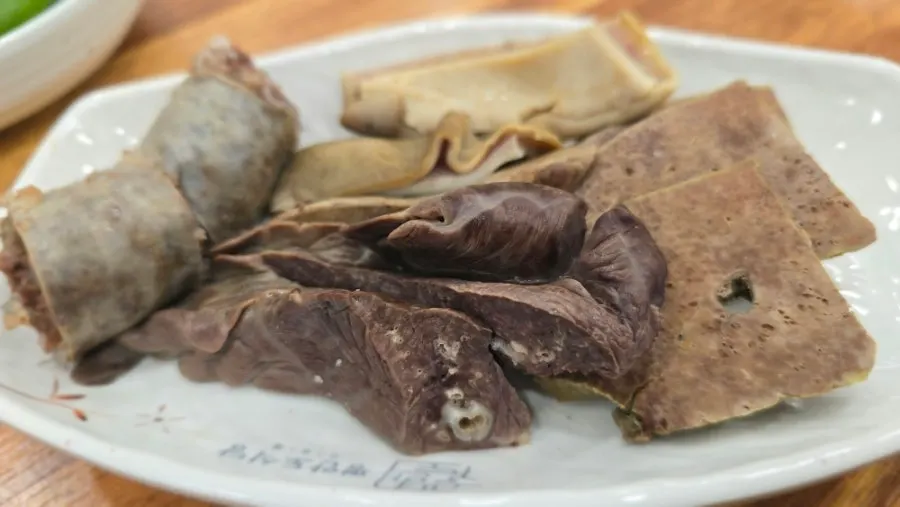 Assorted sundae, liver, and lung served with the set