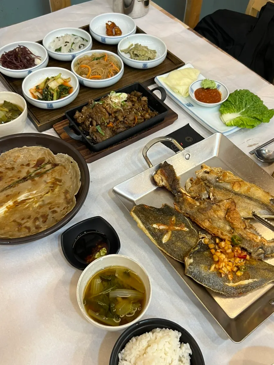 Table setting for charcoal-grilled bulgogi and seasonal grilled fish