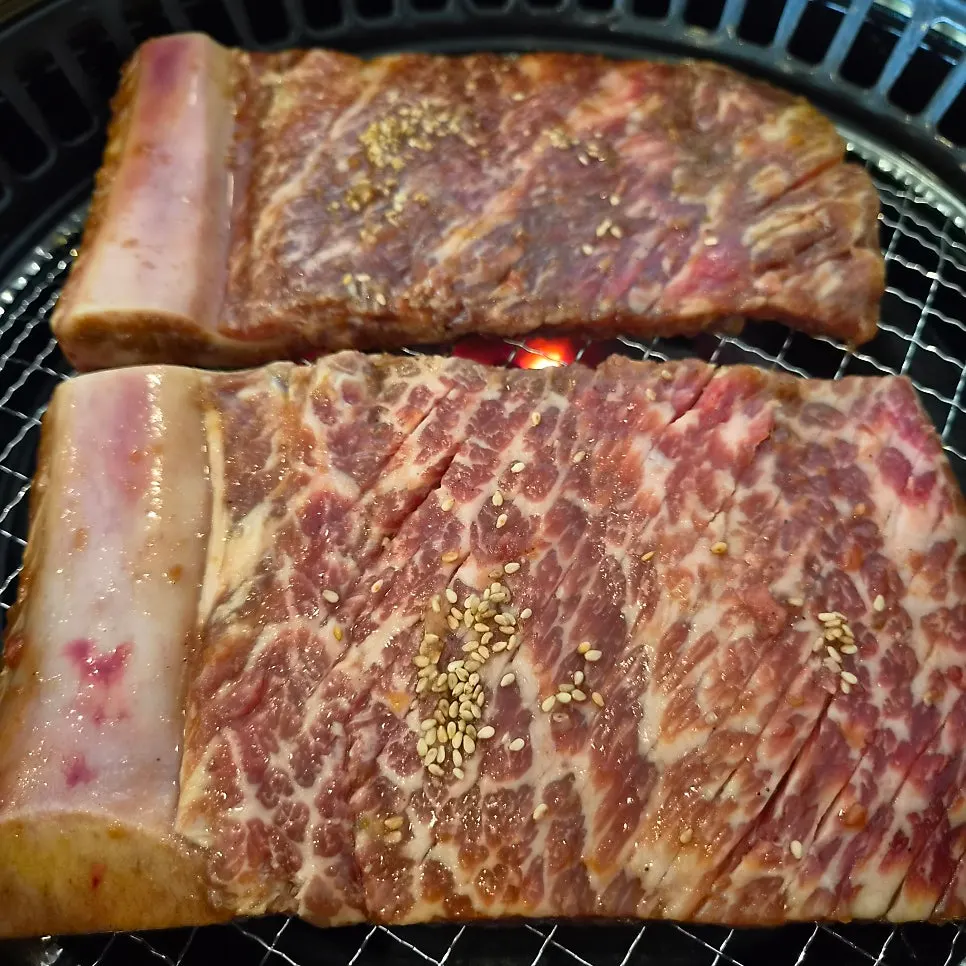 노릇하게 구워진 소양념왕갈비 구이