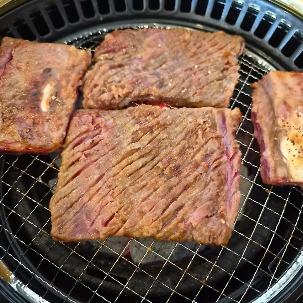 부드럽게 익은 양념갈비 한 점