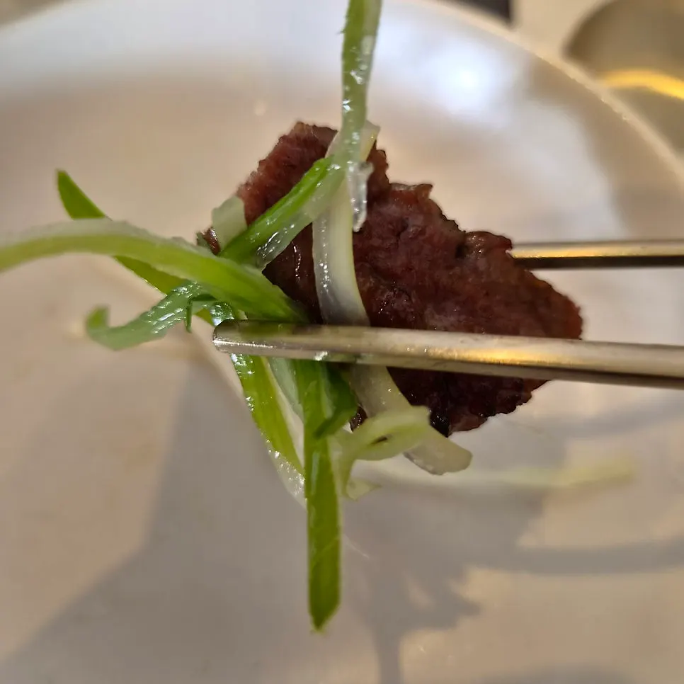 감자샐러드와 샐러드가 담긴 밑반찬