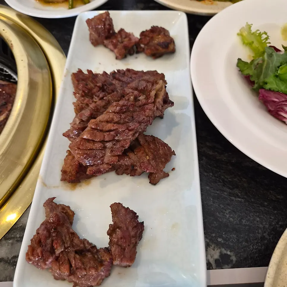 자르지 않은 채 접시에 올려둔 갈비